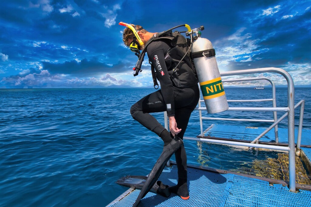 Three scuba divers during their Try Dive experience